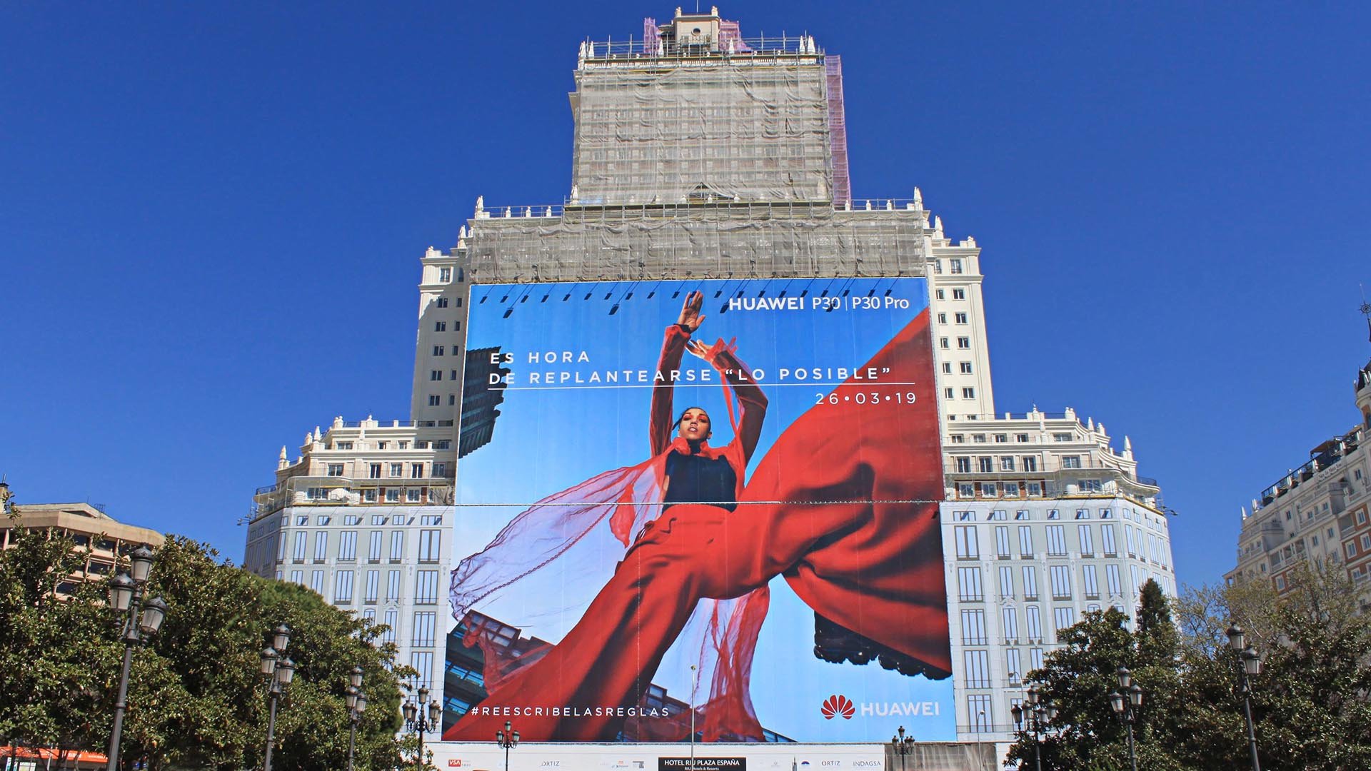 lona-publicitaria-huawei-fachada-hotel-riu